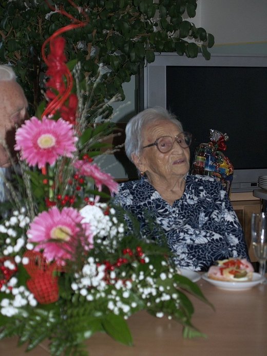 Dnes jsme oslavili krásné kulaté jubileum 100 let paní Antonie Majdlové, nar. 7. 9. 1912, rodačky z Masákovy Lhoty, která je naší obyvatelkou od 16. října 2008.