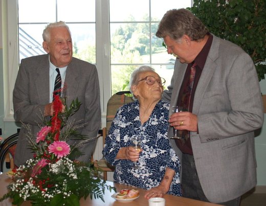 Dnes jsme oslavili krásné kulaté jubileum 100 let paní Antonie Majdlové, nar. 7. 9. 1912, rodačky z Masákovy Lhoty, která je naší obyvatelkou od 16. října 2008.